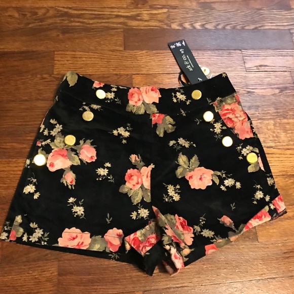 🌵Small Black and flower Shorts NWT - Picture 2 of 5